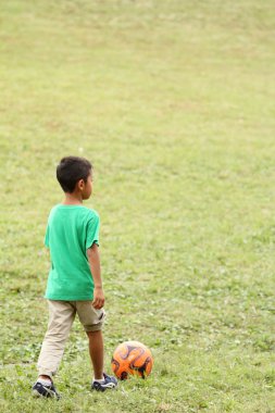 Japon çocuk futbol topuyla oynayan (birinci sınıftan ilköğretim okulunda)