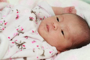 Japon yeni doğan bebek kız (0 yaşında)