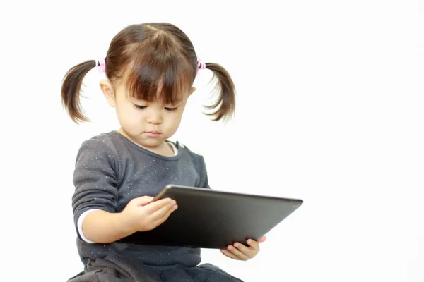 Menina japonesa usando um tablet PC (2 anos ) — Fotografia de Stock