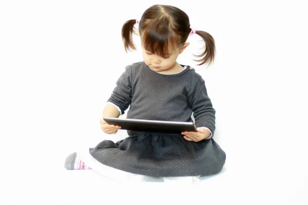 Japonais fille à l'aide d'une tablette PC (2 ans ) — Photo