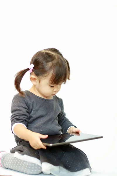 Menina japonesa usando um tablet PC (2 anos ) — Fotografia de Stock