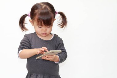 Akıllı telefon (2 yaşında kullanan Japon kız)