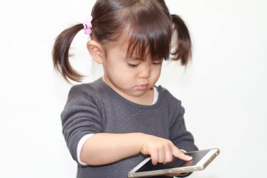 Akıllı telefon (2 yaşında kullanan Japon kız)