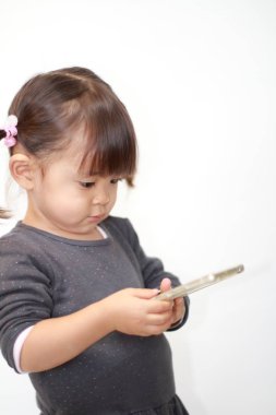Akıllı telefon (2 yaşında kullanan Japon kız)