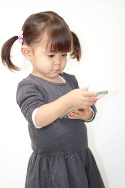 Akıllı telefon (2 yaşında kullanan Japon kız)
