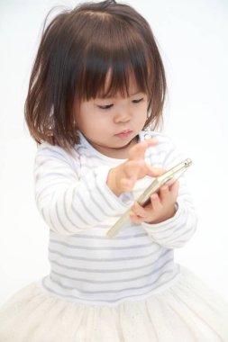 Akıllı telefon (2 yaşında kullanan Japon kız)
