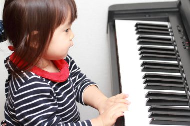 Japon kız (2 yaşında piyano)