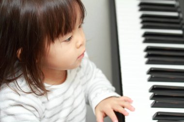 Japon kız (2 yaşında piyano)