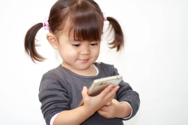Akıllı telefon (2 yaşında kullanan Japon kız) — Stok fotoğraf