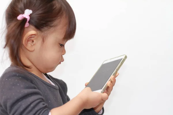 Japanese girl using a smart phone (2 years old) — Stock Photo, Image