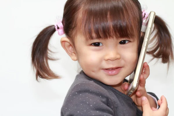 Chica japonesa usando un teléfono inteligente (2 años de edad ) — Foto de Stock