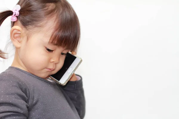 Japoński dziewczyna za pomocą smartfona (2 lat) — Zdjęcie stockowe