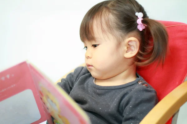 Niña japonesa leyendo un libro ilustrado (2 años) ) —  Fotos de Stock