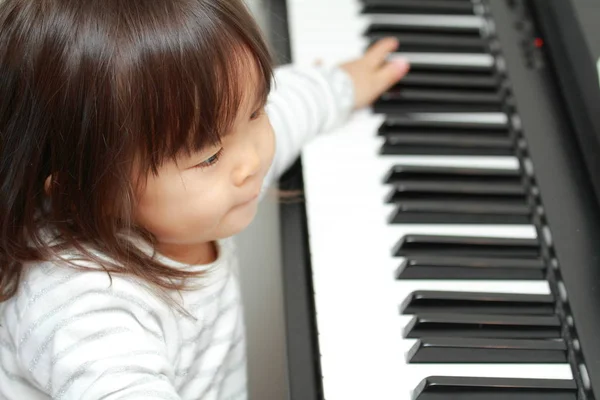 Japanisches Mädchen spielt Klavier (2 Jahre alt)) — Stockfoto