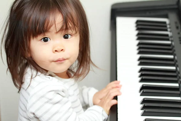 Japanisches Mädchen spielt Klavier (2 Jahre alt)) — Stockfoto