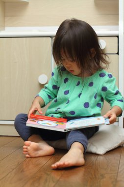 Japon kız (1 yaşında bir resim kitap okuma)