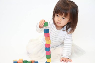 Japon kız (2 yaşında bloklarla oynama)