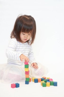 Japon kız (2 yaşında bloklarla oynama)