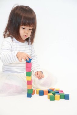 Japon kız (2 yaşında bloklarla oynama)