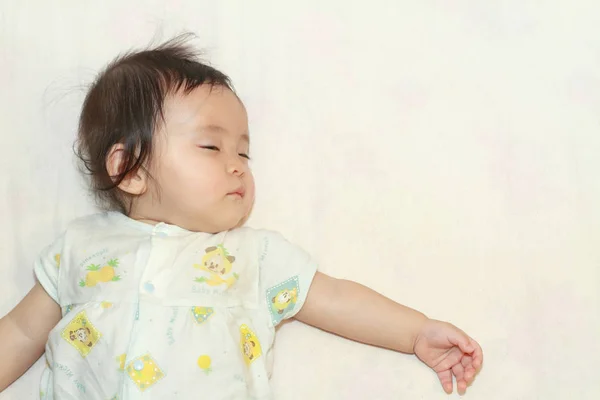Sovande japansk liten flicka (0 år gammal) — Stockfoto