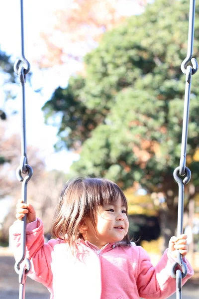 Japonais fille sur le swing (2 ans ) — Photo