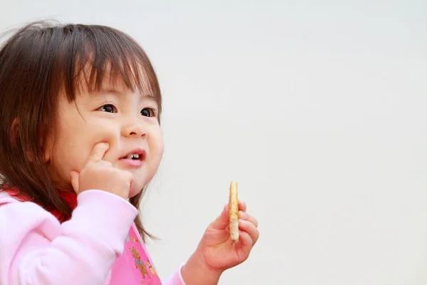 Japon kız pirinç kraker (2 yıl eski yeme) — Stok fotoğraf