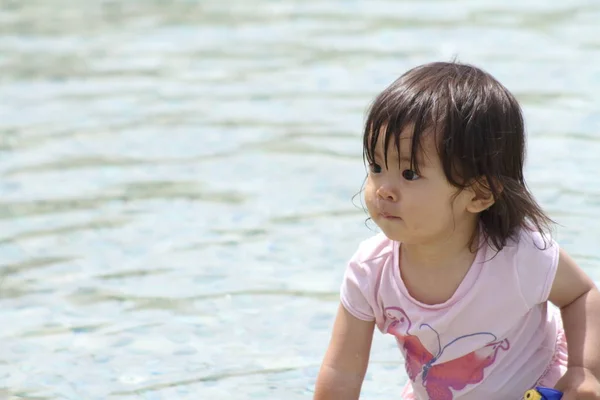 Japansk flicka som leker med vatten (1 år gammal) — Stockfoto