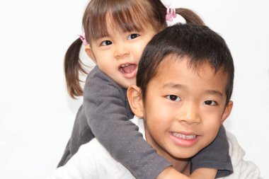 Japon çocuk kız kardeşi (7 yaşında çocuk ve 2 yıl yaşlı kız sırtında taşıyan)