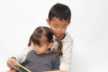Japon kardeşi ve kız kardeşi bir resim kitap (7 yaşında çocuk ve 2 yıl yaşlı kız okuma)
