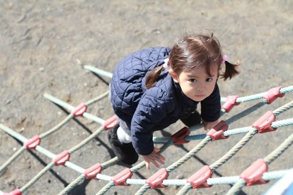 Japonesa chica jugando en campo atlético (2 años de edad ) — Foto de Stock