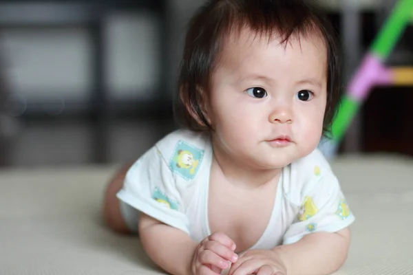 日本の赤ちゃん (0 歳のクロール) — ストック写真