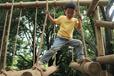 Japon çocuk (3 yaşında atletik sahasında oynuyor)
