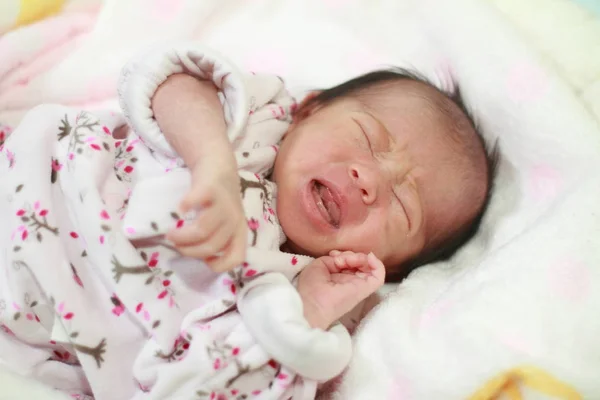 Piangendo Giapponese neonato bambina (0 anno di età ) — Foto Stock