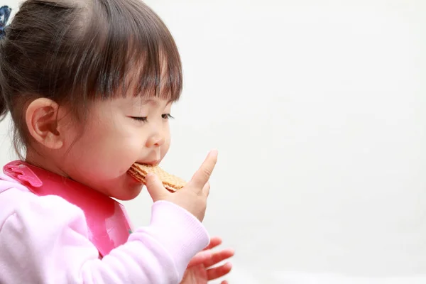 Japans meisje eten wafers (2 jaar oud) — Stockfoto