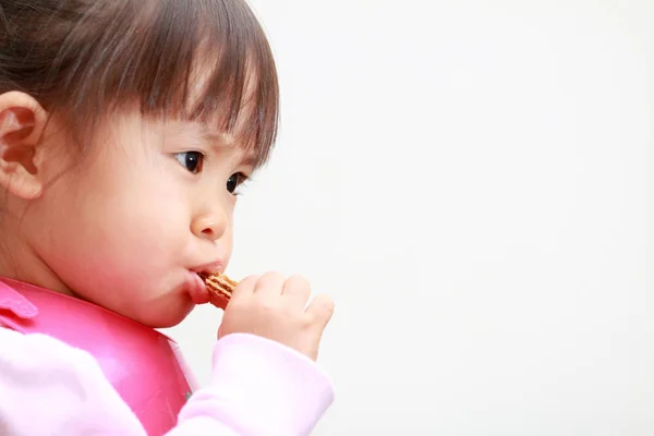 Japans meisje eten wafers (2 jaar oud) — Stockfoto