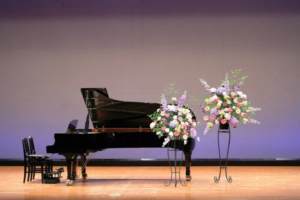 Grand piano on the stage — Stock Photo, Image