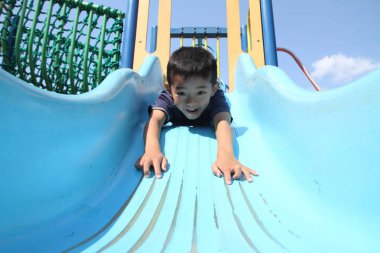 Japon çocuk slayt üzerinde (birinci sınıftan ilköğretim okulunda)