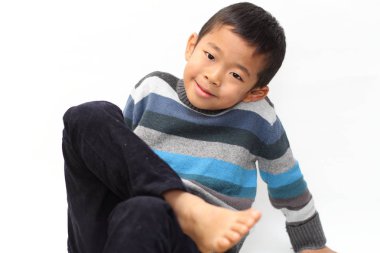 Japon çocuk katta oturan (birinci sınıftan ilköğretim okulunda)