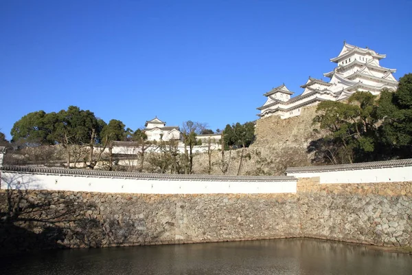 Himeji castello e fossato in Himeji, Hyogo, Giappone — Foto Stock