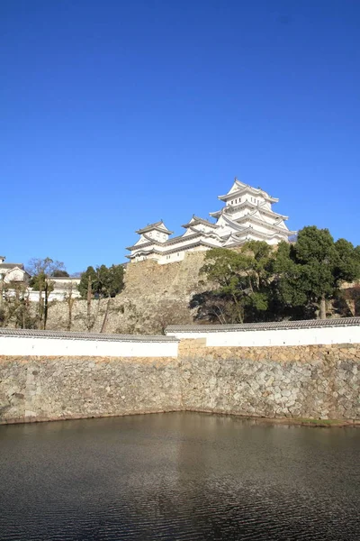 Замок Хімедзі і moat у Himeji, Hyogo, Японія — стокове фото