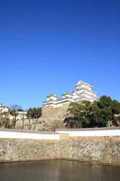 Himeji Kalesi ve hendeğe Himeji, Hyogo, Japonya — Stok fotoğraf