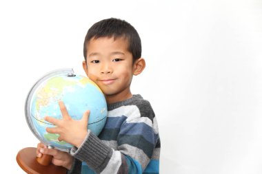 Küre ve Japon çocuk (birinci sınıftan ilköğretim okulunda)