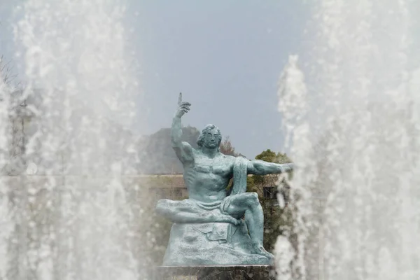 Estatua de la paz y fuente de paz en Nagasaki, Japón — Foto de Stock