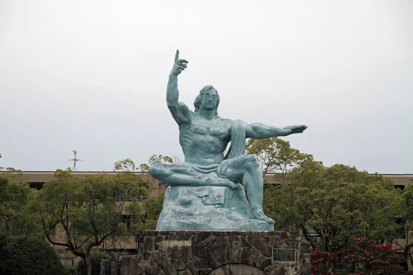 Estatua de la paz en el parque de la paz, Nagasaki, Japón — Foto de Stock