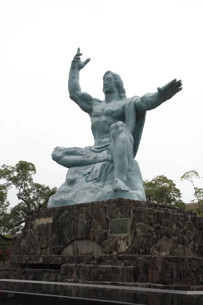 Estatua de la paz en el parque de la paz, Nagasaki, Japón — Foto de Stock