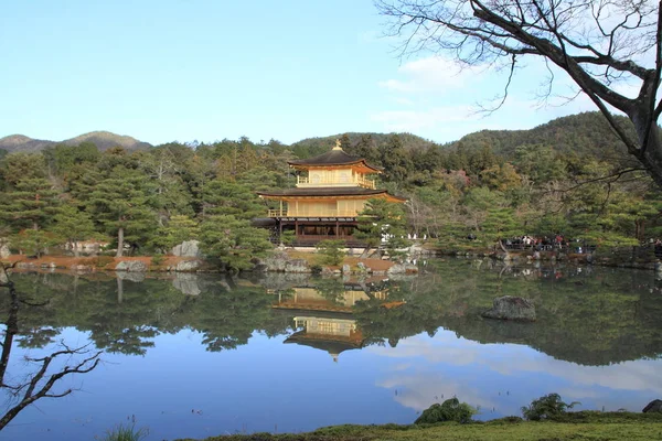 Gouden paviljoen en vijver van Kinkaku-ji in Kyoto, Japan — Stockfoto