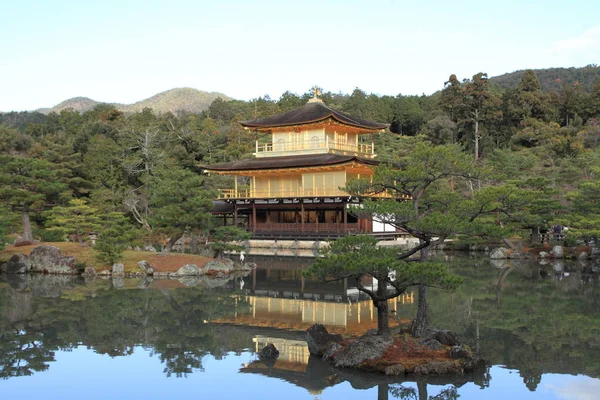 Gouden paviljoen en vijver van Kinkaku-ji in Kyoto, Japan — Stockfoto