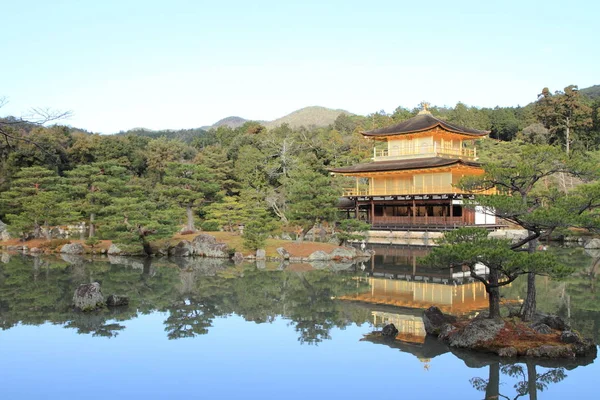 Gouden paviljoen en vijver van Kinkaku-ji in Kyoto, Japan — Stockfoto