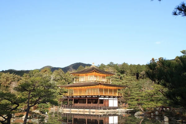 Gouden paviljoen en vijver van Kinkaku-ji in Kyoto, Japan — Stockfoto