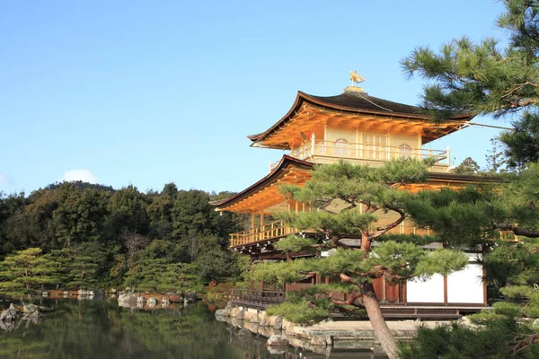 Goldener Pavillon und Teich von Kinkaku ji in Kyoto, Japan — Stockfoto